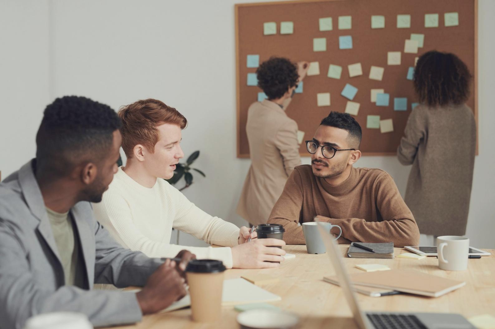 Организованное рабочее пространство с документацией